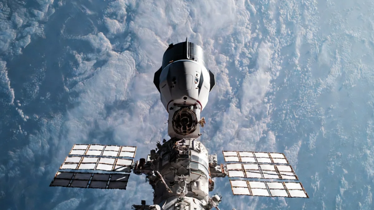 NASA Crew Shelters in Spacecraft During ISS Air Leak Repairs