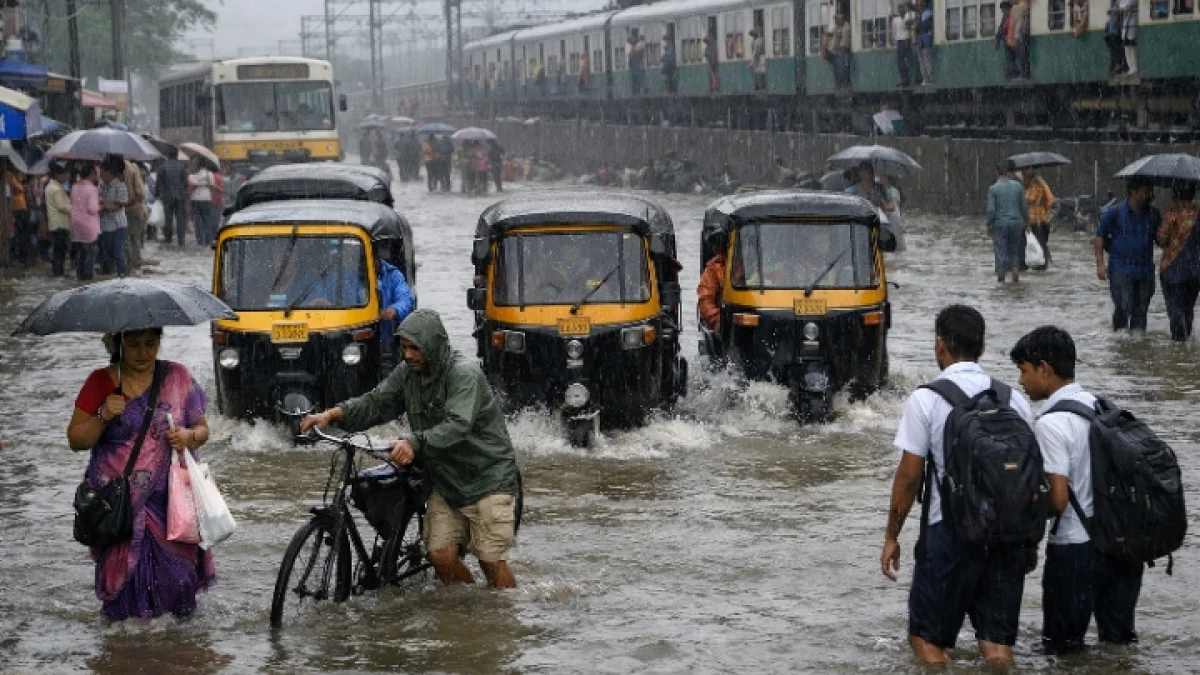 Heavy Rains Disrupt Daily Life and Transport in Multiple Indian Regions