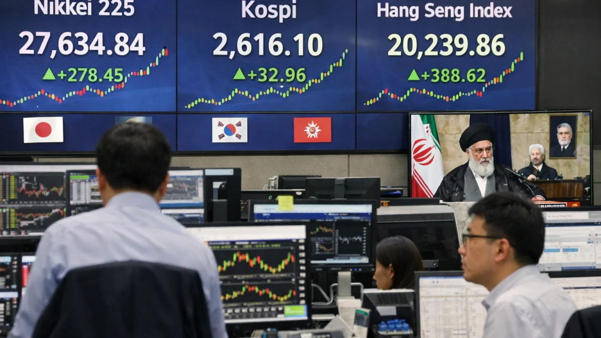 Asian Stocks Climb as Traders Monitor Iran Developments